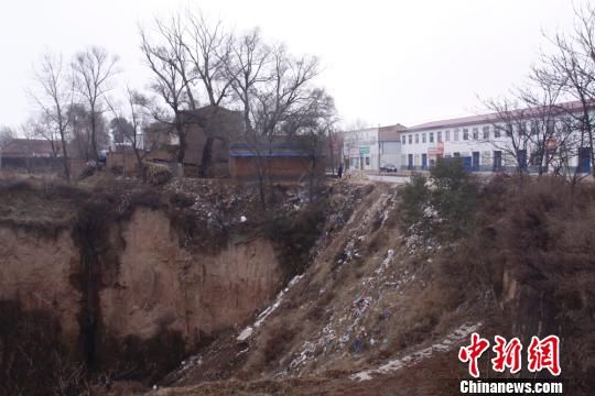 圖為未填黃土之前的安家寺大溝。慶城縣委外宣辦供