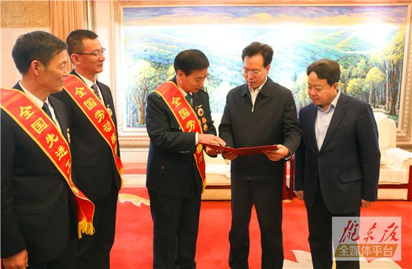 慶陽市3名全國勞動模范和先進工作者載譽歸來！贠建民盧小亨親切會見