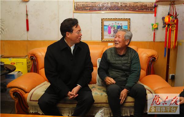贠建民在西峰城區(qū)入戶調(diào)研供暖工作時強調(diào) 及時受理處置反饋群眾反映問題 全力以赴按標(biāo)準(zhǔn)做好冬季供暖工作