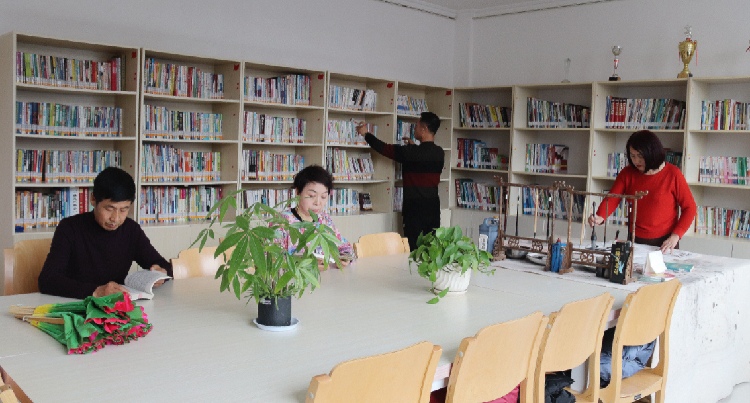 居民在社區(qū)城市書吧看書、繪畫。  通訊員  郭芳  攝  