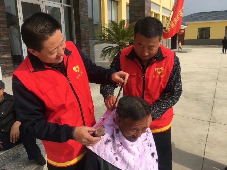 慶陽市陽光志愿者協(xié)會志愿者在什社敬老院給老人理發(fā)。  通訊員  陽光  攝  