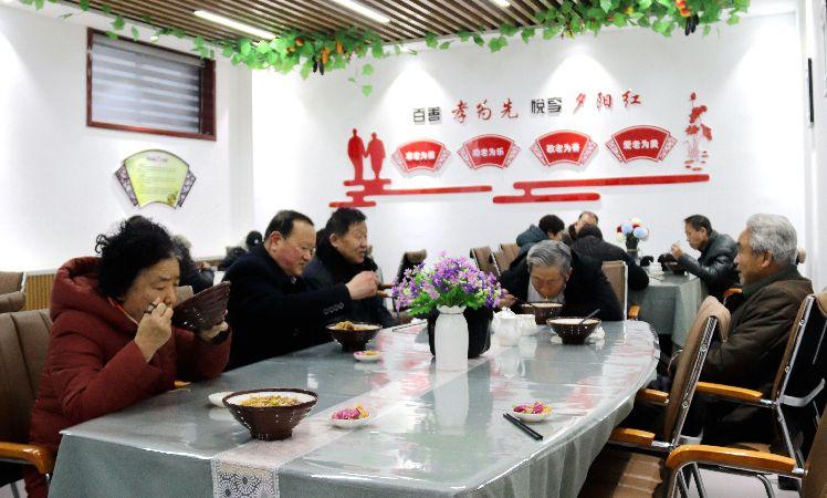 南苑路社區(qū)，老人在“老年餐桌”就餐。  通訊員  耿洋洋  攝  