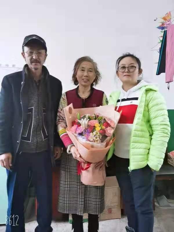 李桂芝和女兒牟鯤鵬、丈夫張順在一起