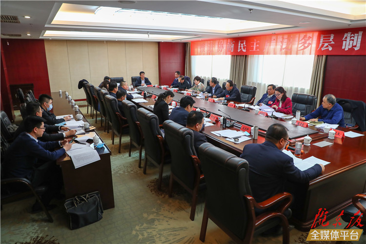 【圖說兩會(huì)】看！政協(xié)委員熱議政府工作報(bào)告