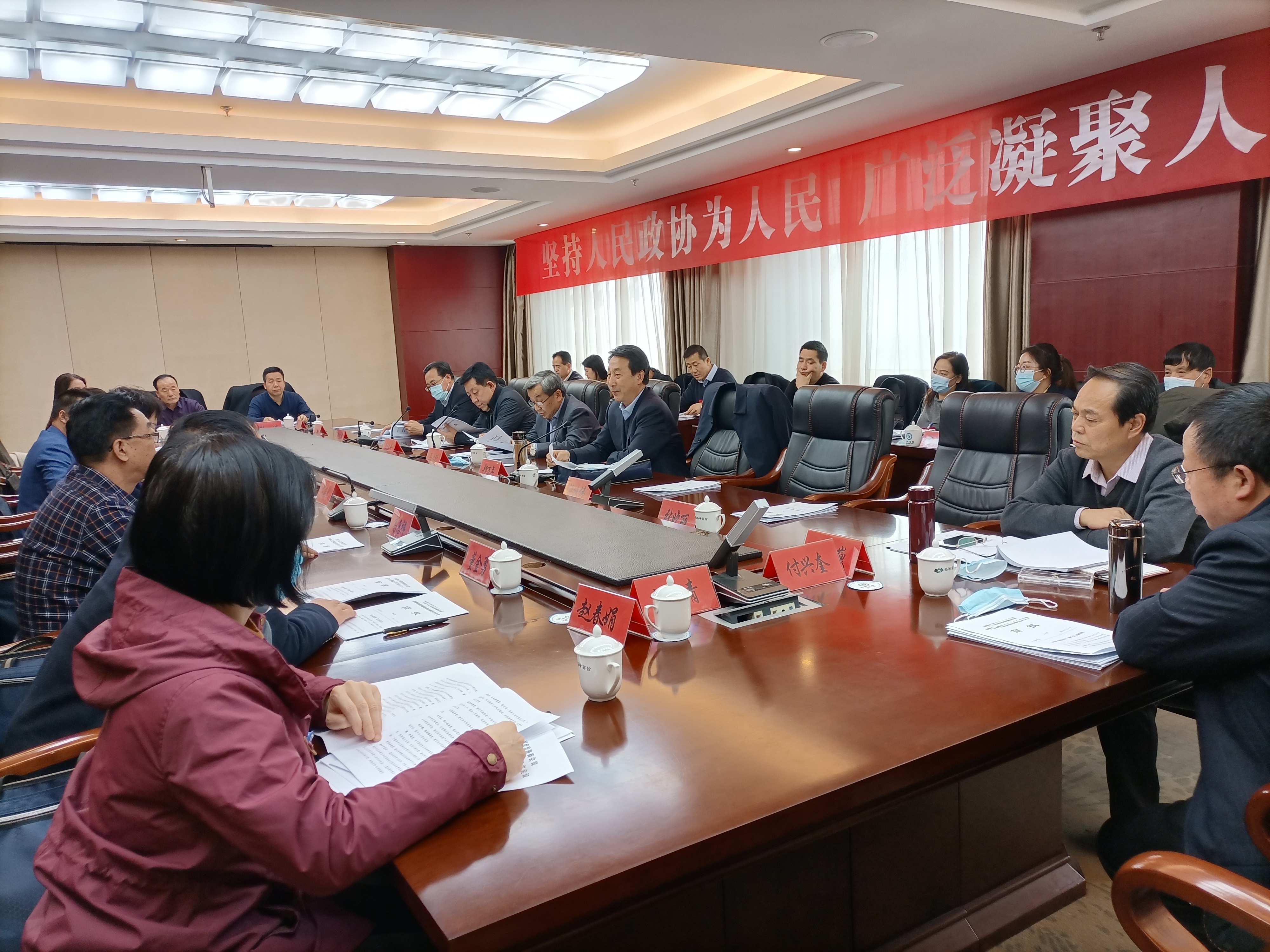 市政協(xié)委員繼續(xù)分組討論市委書(shū)記講話和相關(guān)報(bào)告。