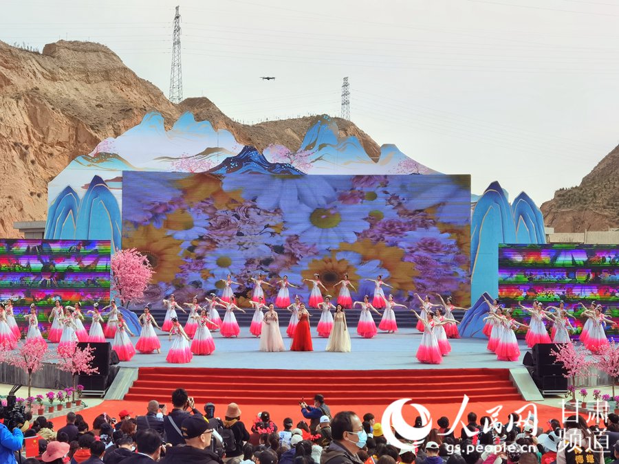 第38屆蘭州桃花旅游節(jié)開(kāi)幕式上的舞蹈表演。 人民網(wǎng) 高翔攝