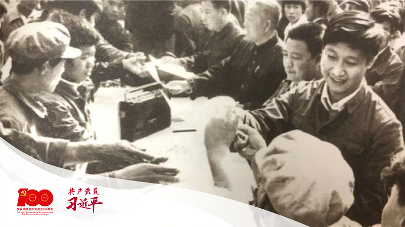 習近平帶領(lǐng)縣委工作人員在正定接頭發(fā)放《民意調(diào)查表》。 （圖片來源于《習近平在正定》）