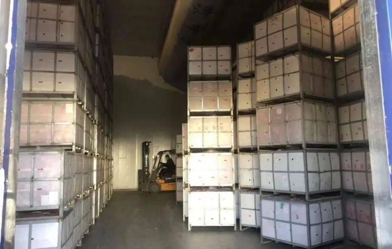恒溫保鮮冷藏庫(kù)里存放的裝滿(mǎn)蘋(píng)果的果筐。