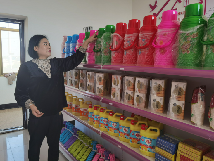 西峰區(qū)后官寨鎮(zhèn)帥堡村“巾幗家美積分超市”工作人員在整理物品。 通訊員 翟娜娜 攝