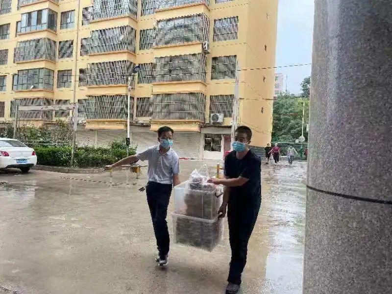 看到路邊的醫(yī)護(hù)人員，鎮(zhèn)原這對(duì)80后夫妻果斷做了一個(gè)決定！