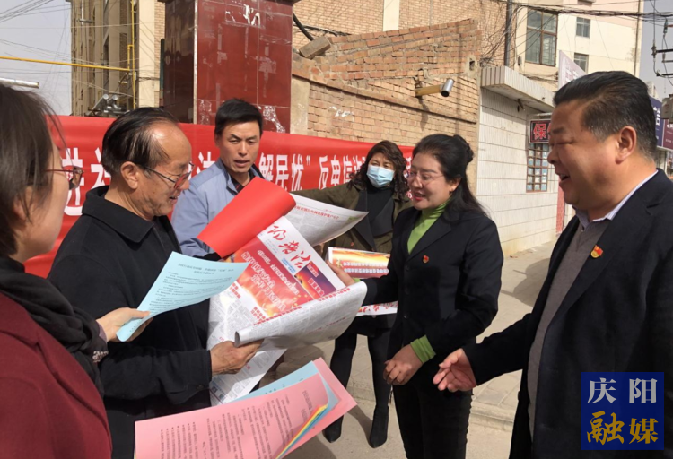 慶陽市司法局在合水縣老城鎮(zhèn)開展送法下鄉(xiāng)活動(dòng)。
