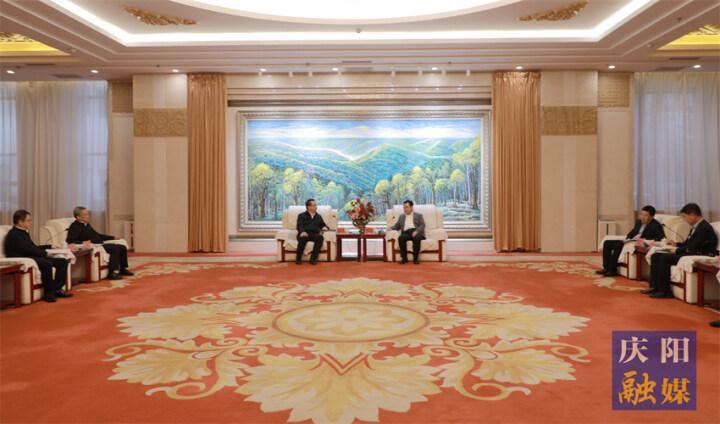 黃澤元與長慶油田分公司執(zhí)行董事、黨委書記李戰(zhàn)明和總經(jīng)理、黨委副書記余浩杰一行座談