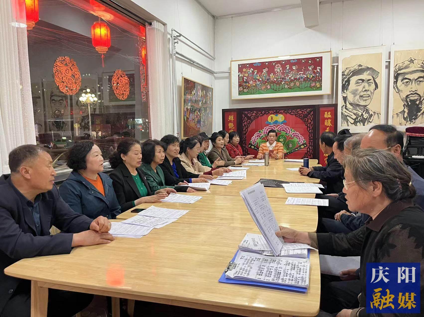 華池縣文化館民歌合唱團(tuán)的成員在練習(xí)隴東民歌。