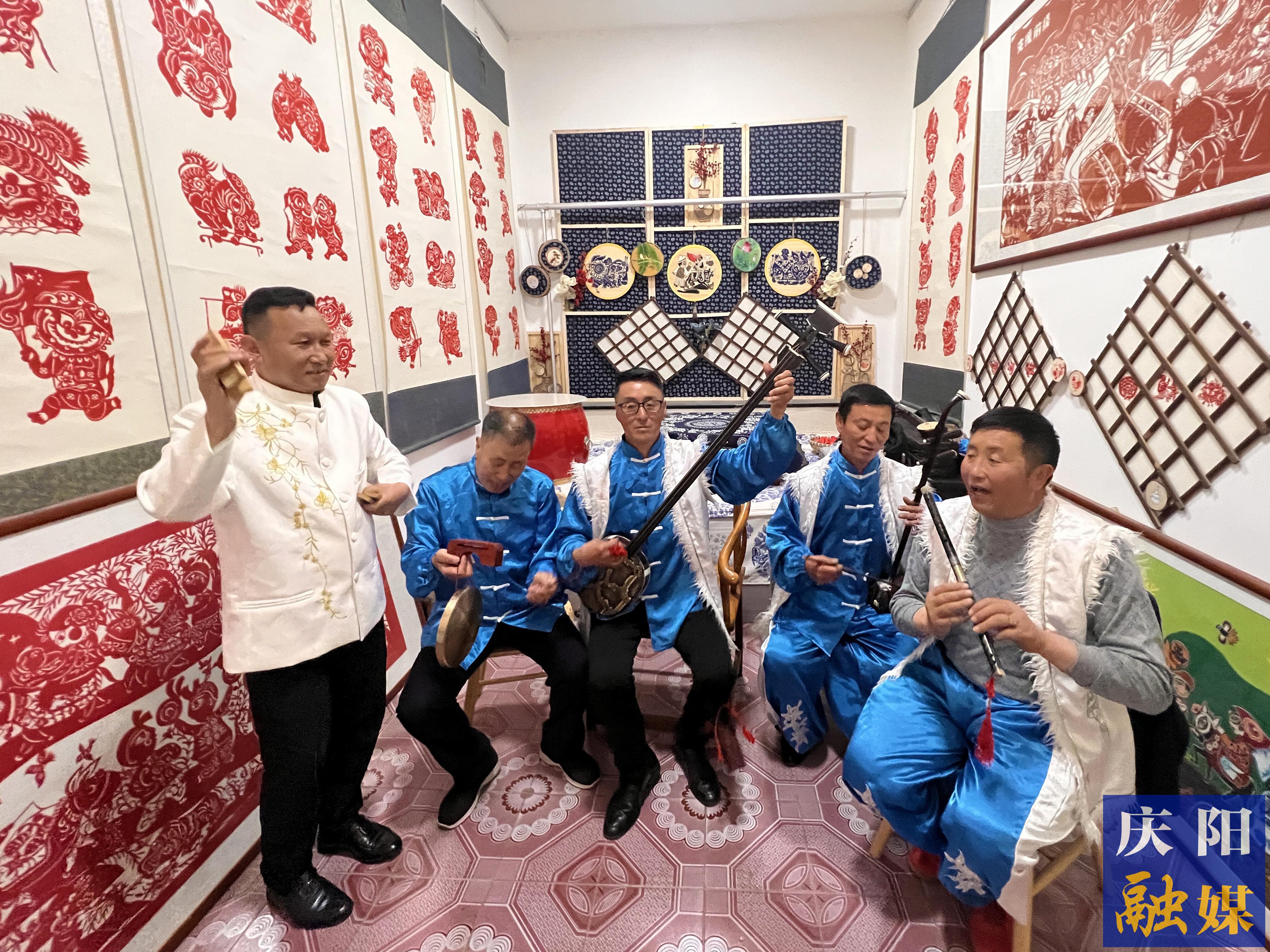 張穎奎（左三）和同伴在手機(jī)前直播南梁說(shuō)唱。