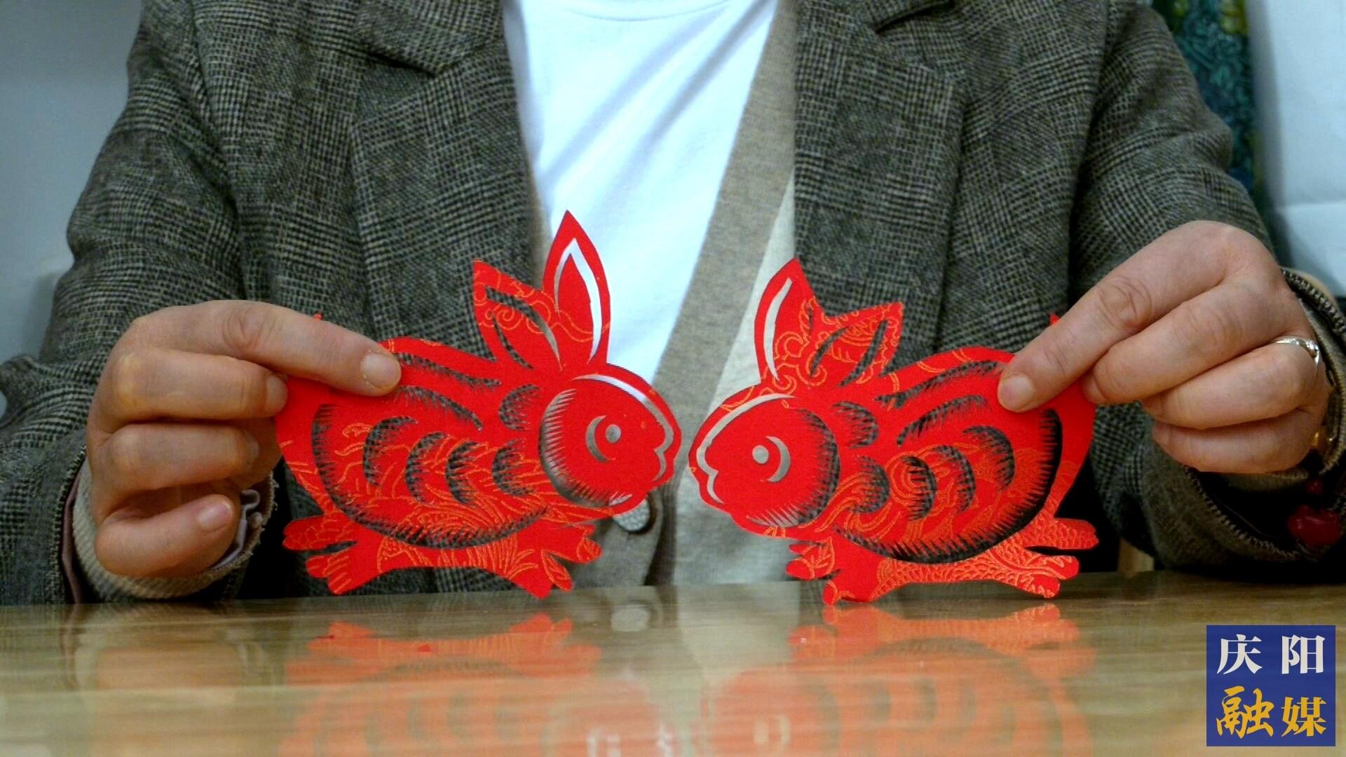 華池縣文化館非遺工坊的手藝人創(chuàng)作的剪紙。 通訊員 雷彩利 攝