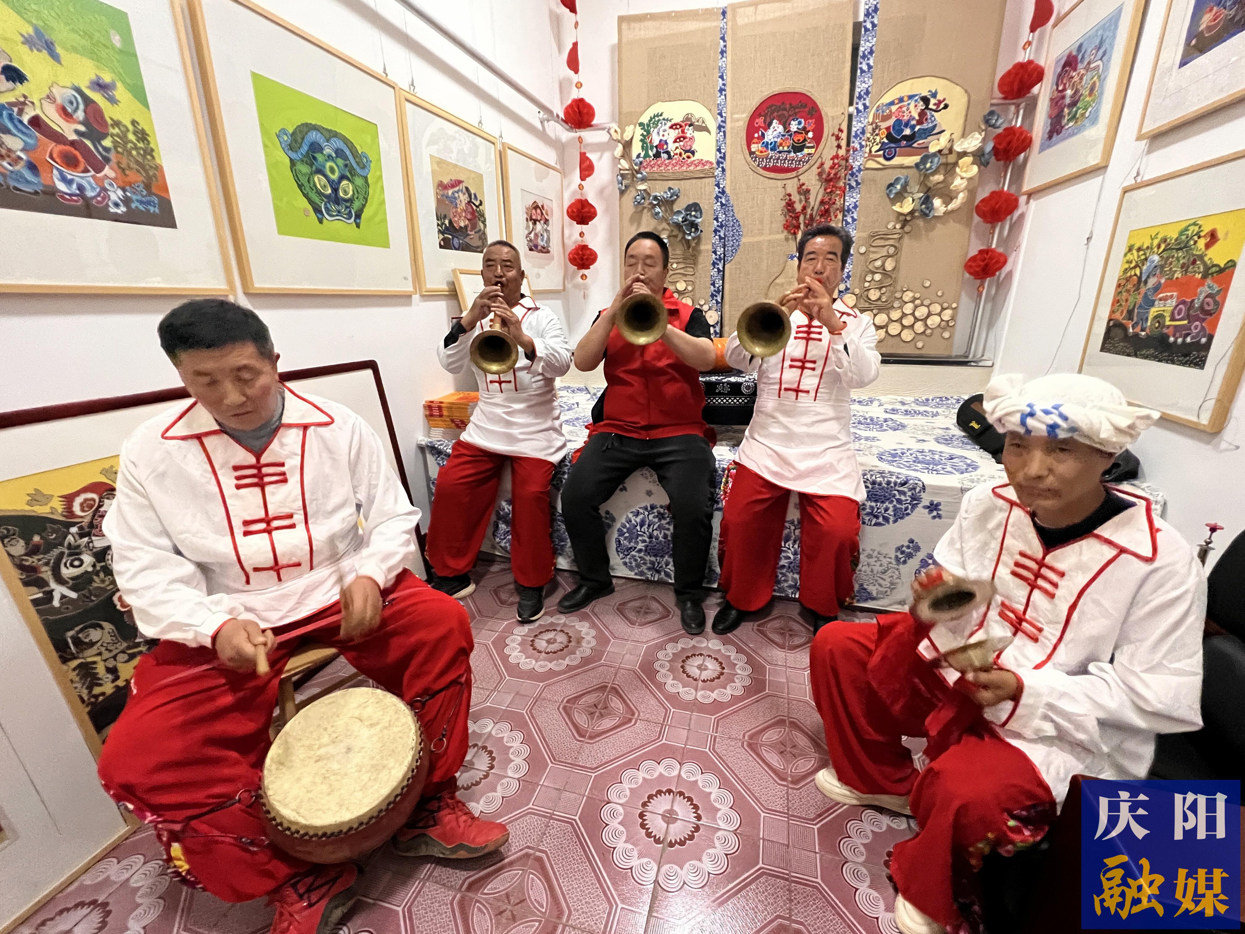 高小兵（左三）和同伴在練習(xí)吹嗩吶。
