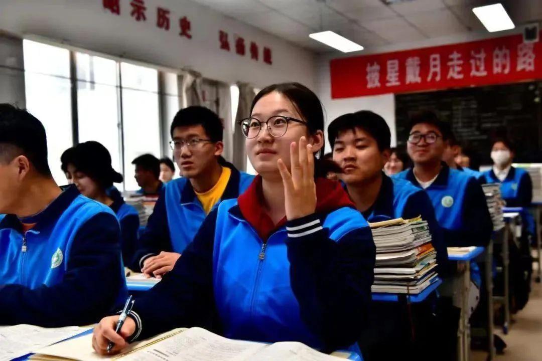 勵(lì)志！暖心！寧縣二中“高位截肢”女孩鞏瑜圓夢西北師大