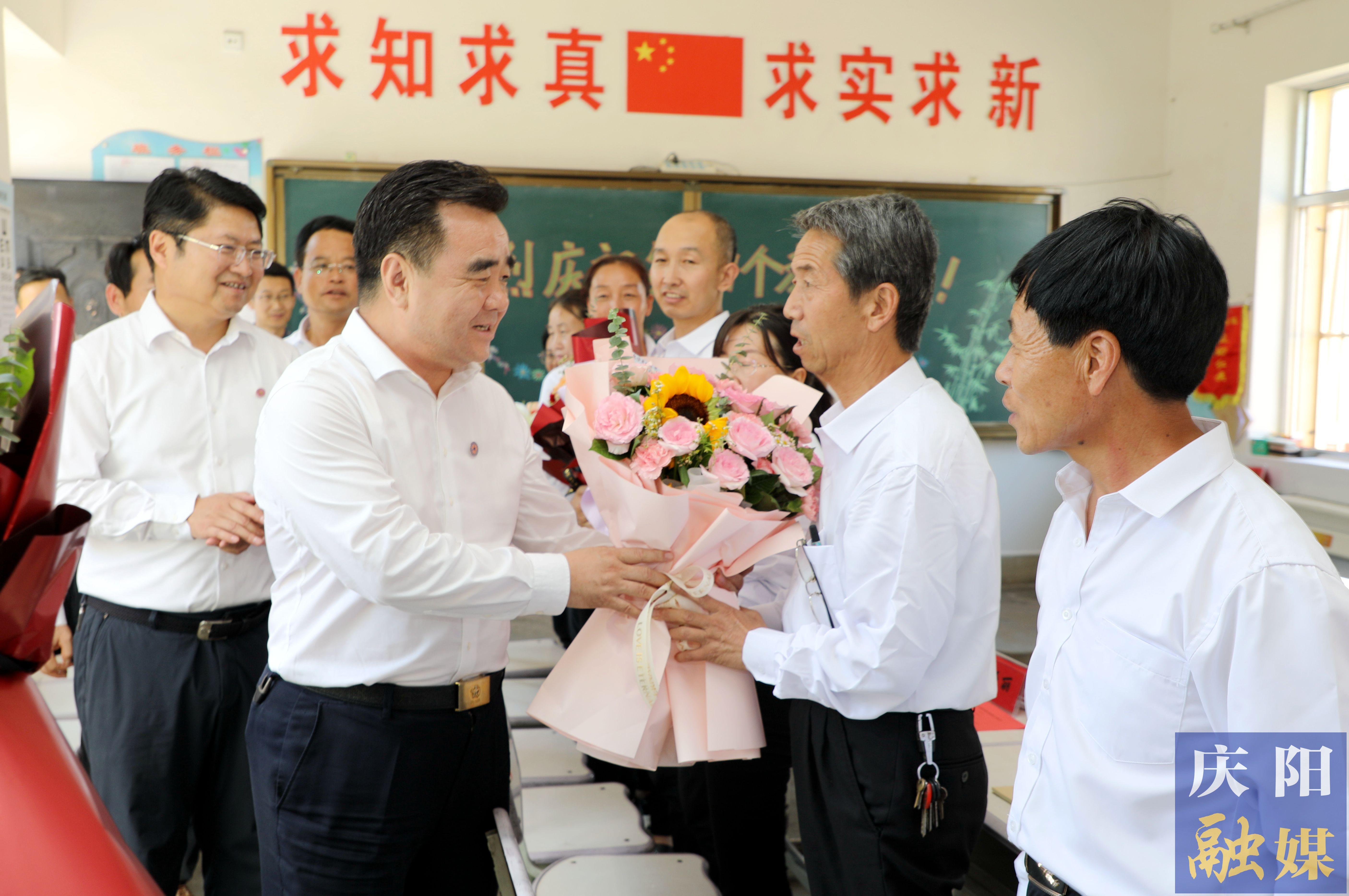 黃澤元在鎮(zhèn)原縣屯字鎮(zhèn)田嶺小學(xué)走訪慰問一線教師 勉勵(lì)大家擔(dān)當(dāng)教育使命，當(dāng)好美麗園丁，引領(lǐng)鄉(xiāng)村文化，努力培養(yǎng)德智體美勞全面發(fā)展的社會(huì)主義建設(shè)者和接班人