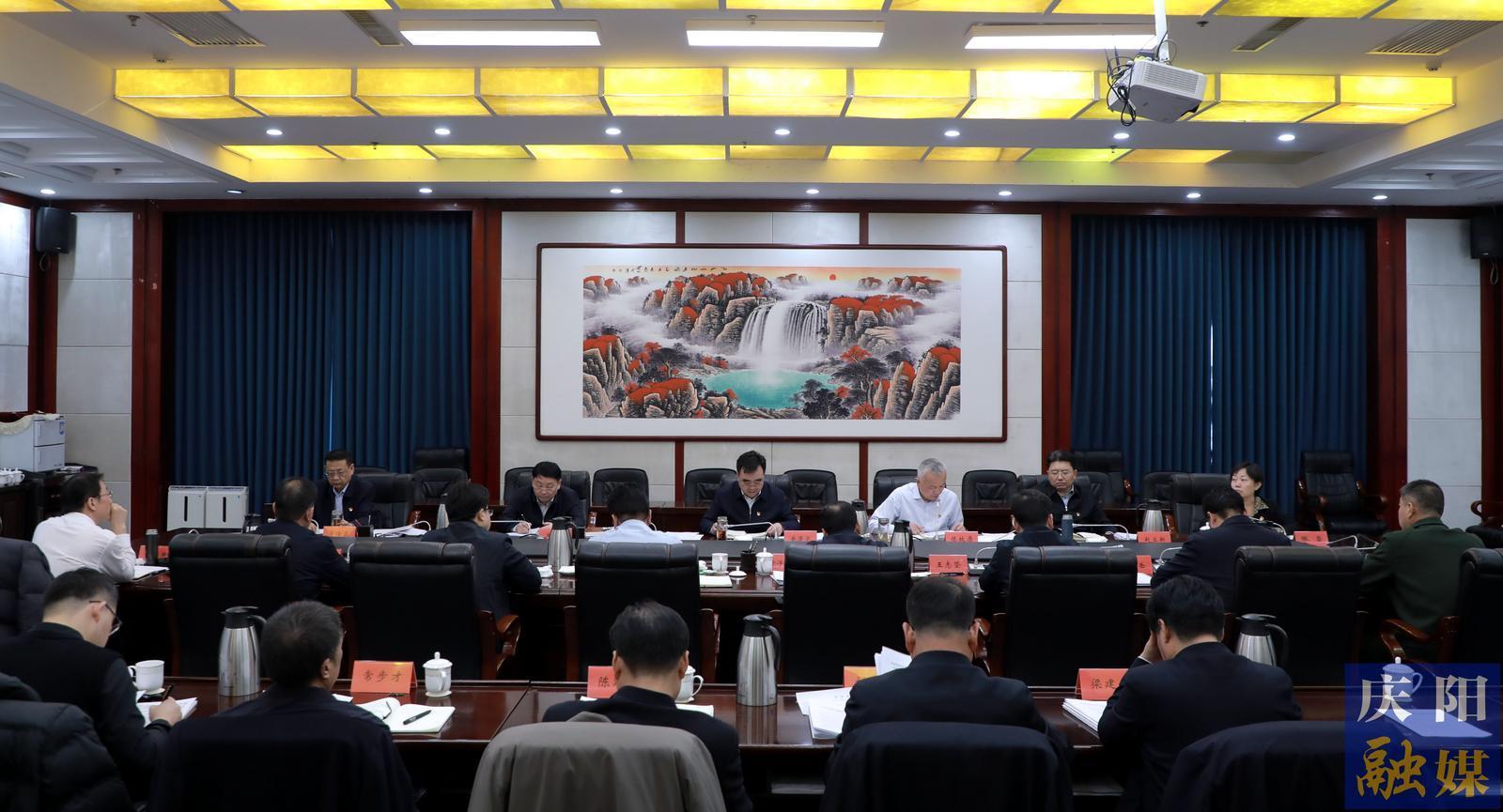 慶陽市委常委會召開學(xué)習(xí)貫徹習(xí)近平新時(shí)代中國特色社會主義思想主題教育專題民主生活會 黃澤元主持會議并作總結(jié)講話 陳牧原作點(diǎn)評講話