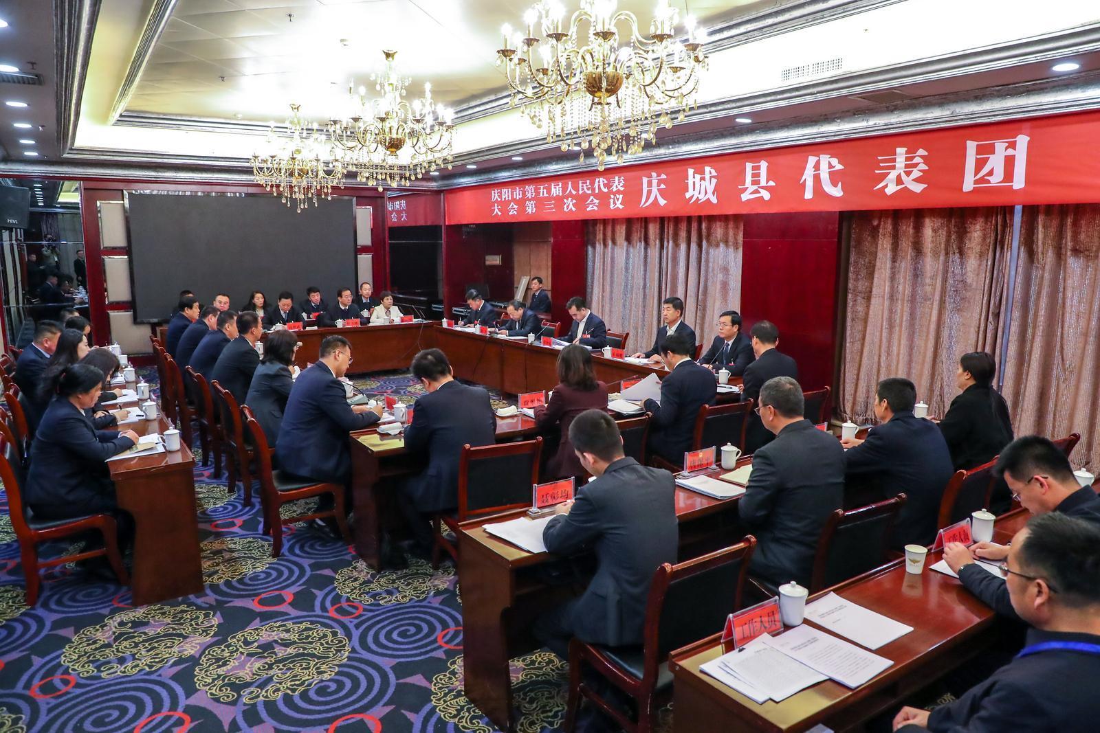 黃澤元在參加慶城縣代表團審議時強調 把準政策導向縣域特點經濟規(guī)律角色定位 在推動高質量發(fā)展上邁出更加堅實的步伐