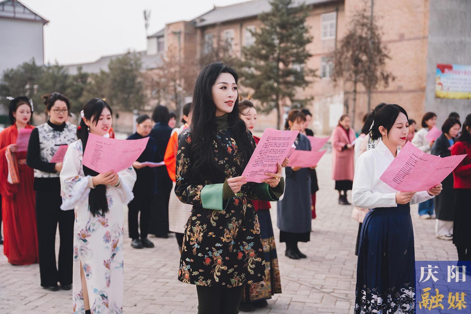 【攝影報(bào)道】春日有約不負(fù)芬芳 ——市委宣傳部、市委統(tǒng)戰(zhàn)部、市融媒體中心女職工攜手共慶“三八”國際勞動(dòng)?jì)D女節(jié)