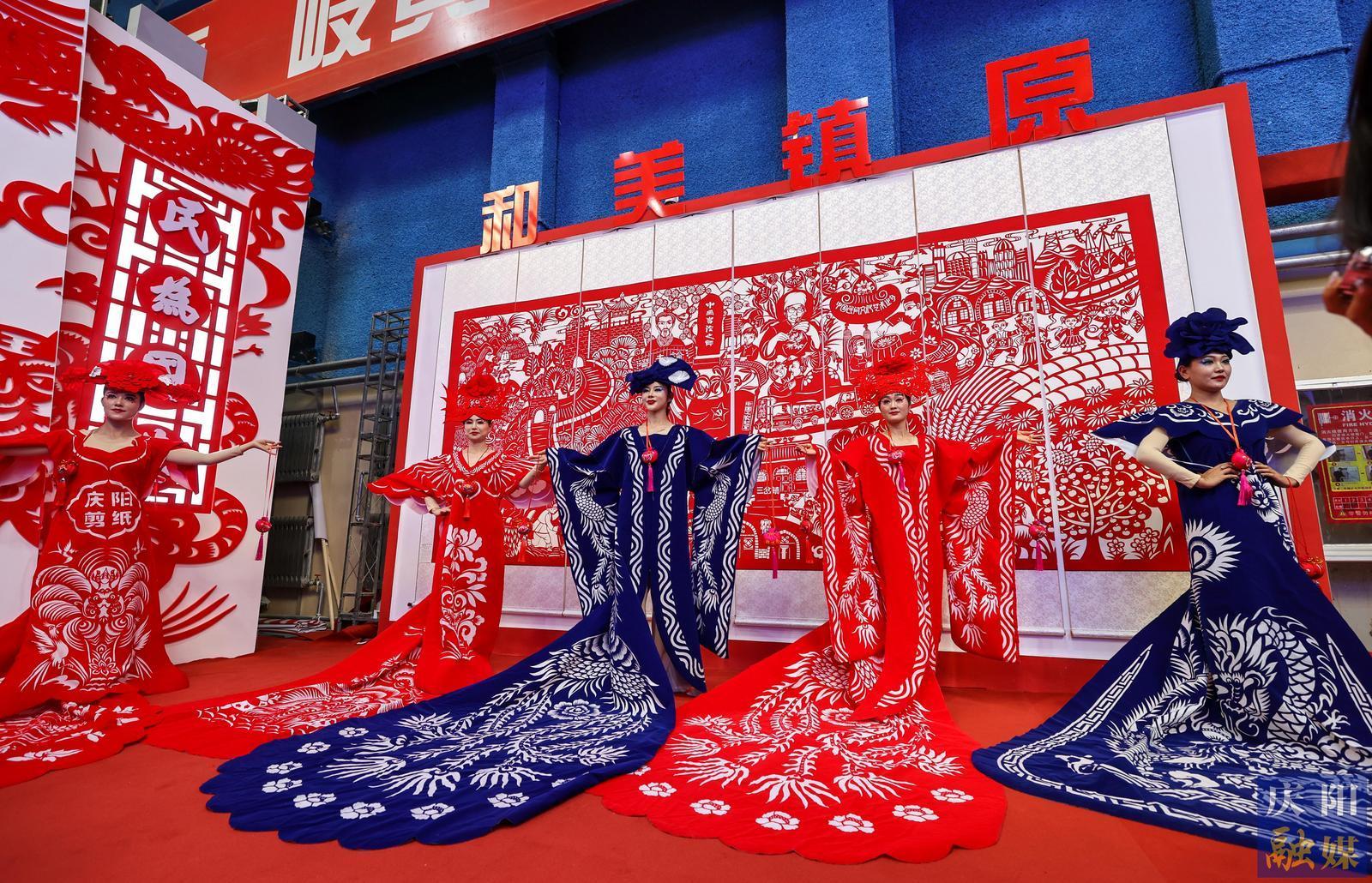 【攝影報(bào)道】香包、刺繡、剪紙……慶陽(yáng)民俗文化精品展區(qū)中哪些展品驚艷到你