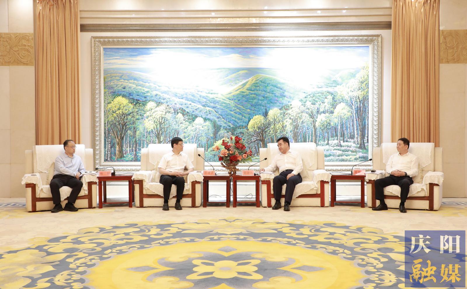 黃澤元與華電煤業(yè)集團(tuán)黨委書記、董事長杜將武一行座談
