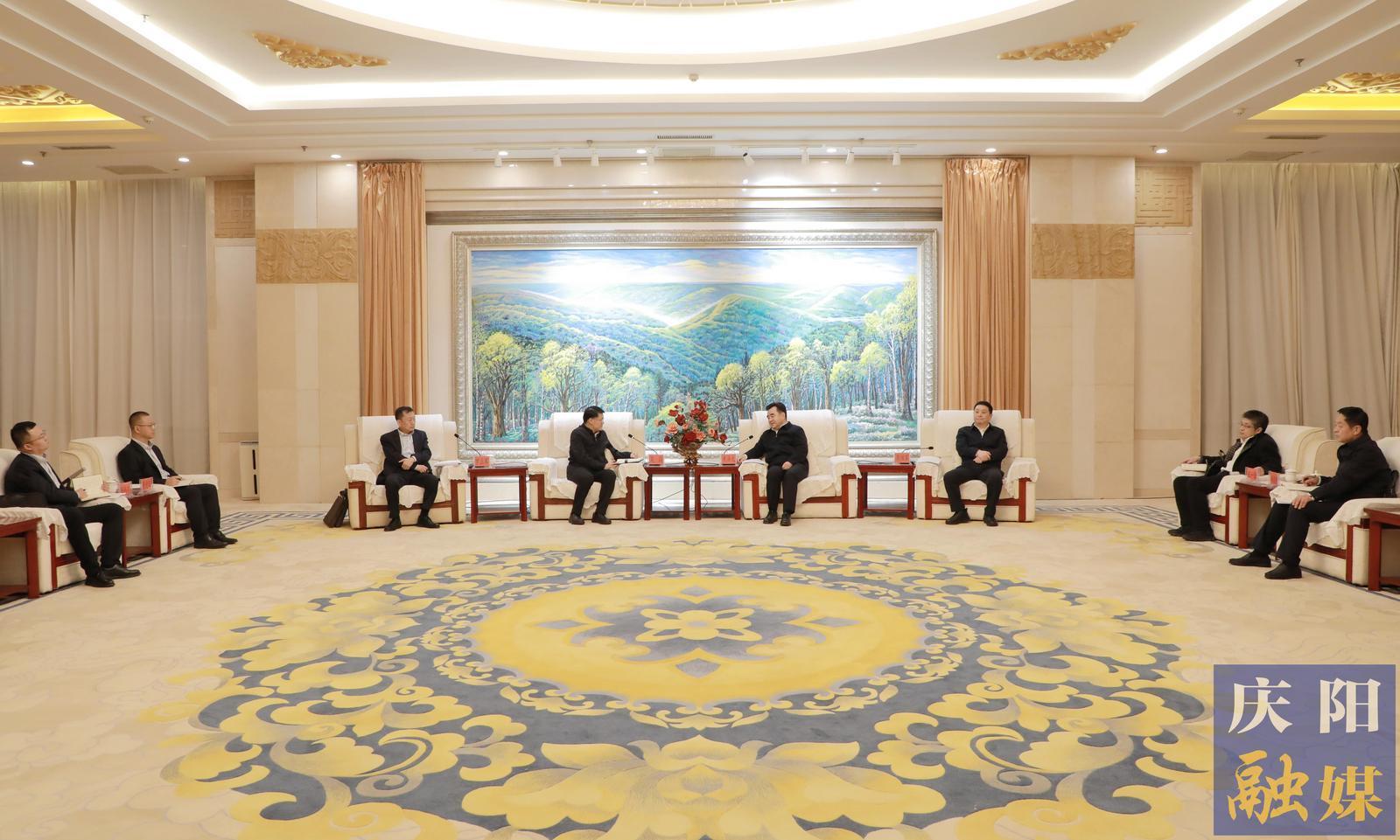 黃澤元周繼軍與中國(guó)農(nóng)業(yè)銀行甘肅省分行黨委書記、行長(zhǎng)吳崗一行座談