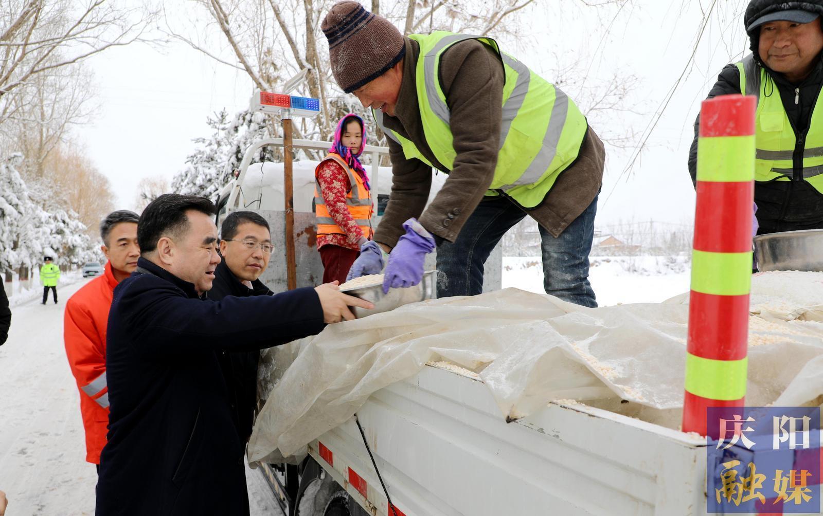 黃澤元在調(diào)研道路除雪保通保暢工作時強(qiáng)調(diào) 高質(zhì)高效安全開展道路冰雪清運工作 最大限度減輕強(qiáng)降雪天氣帶來的影響