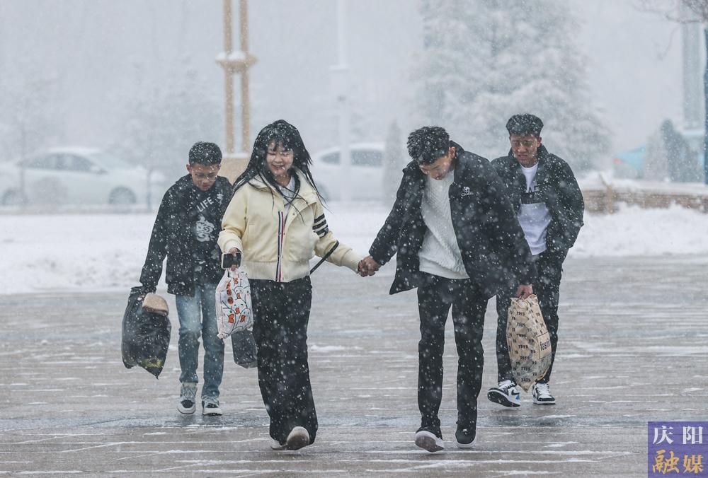 【攝影專題】風(fēng)雪兼程，回家過(guò)年！