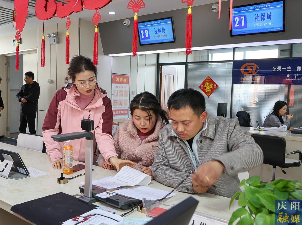 【攝影報(bào)道】正寧縣“小寧幫辦”：政務(wù)服務(wù)新亮點(diǎn)，提升群眾滿意度
