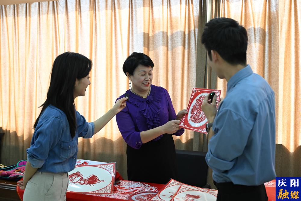剪紙藝人介紹慶陽(yáng)剪紙。