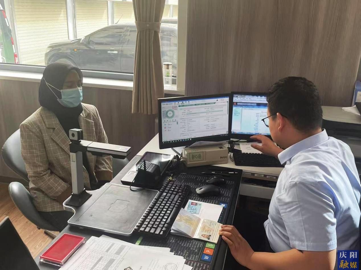 環(huán)縣首張外籍人員社?？ǔ晒k理