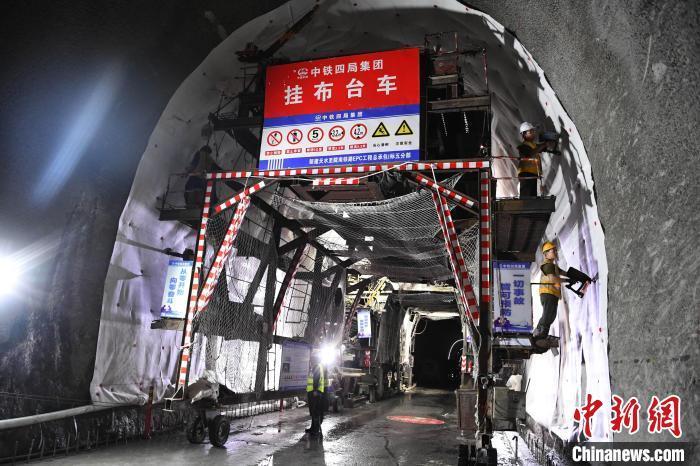甘肅首條自主投資鐵路迎突破！天隴鐵路首條特長隧道貫通