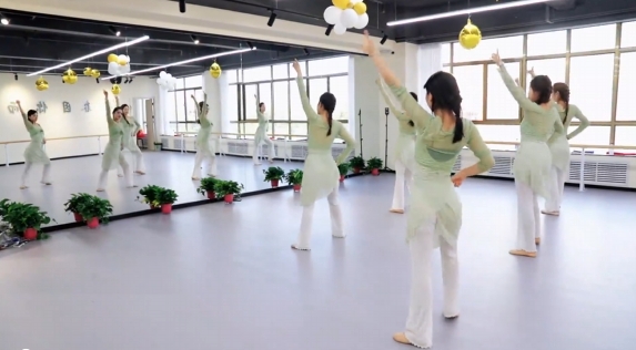 歷經(jīng)十余載風(fēng)雨兼程，夢(mèng)玉女子藝術(shù)團(tuán)在各界關(guān)懷下茁壯成長(zhǎng)
