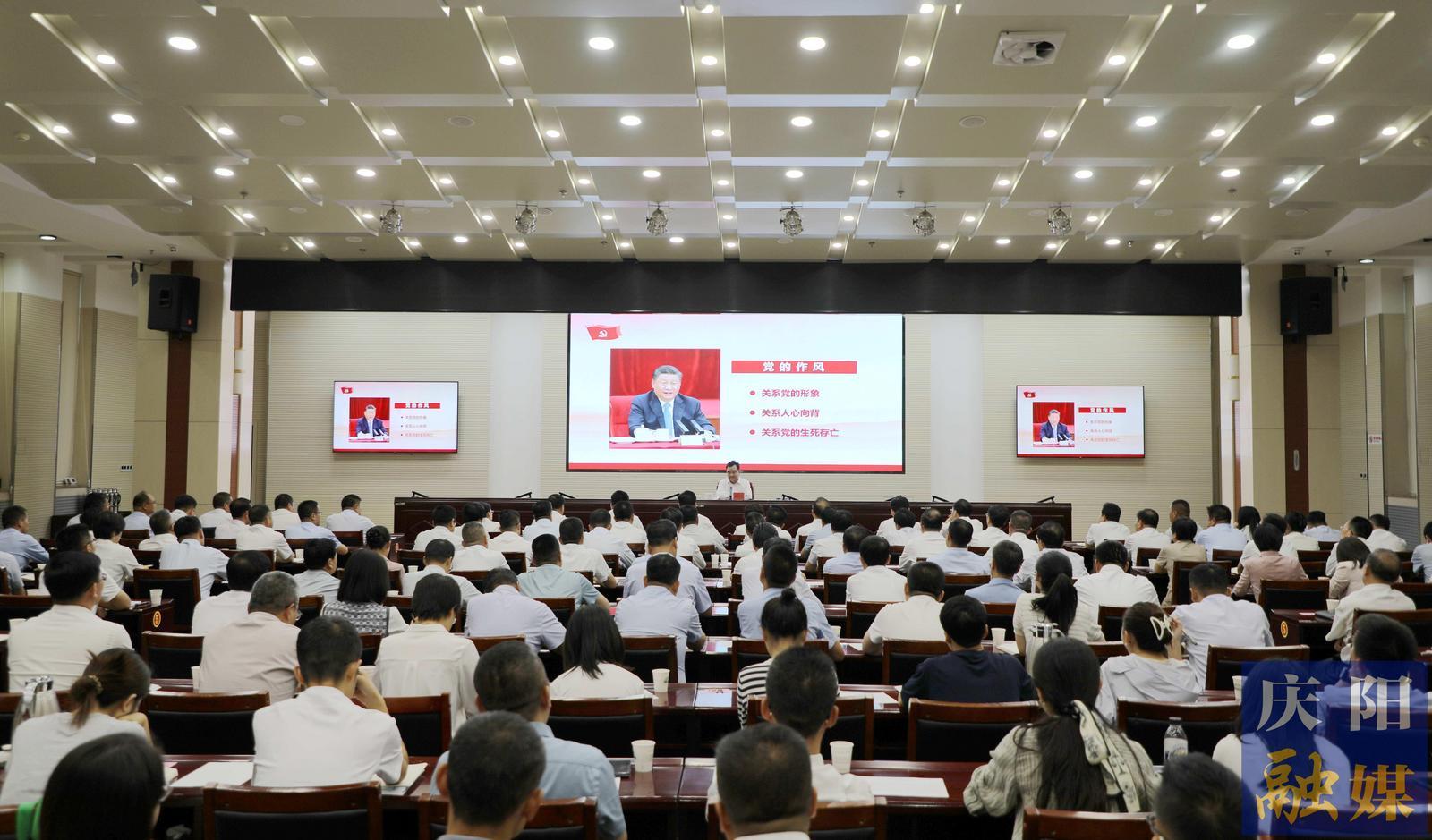 黃澤元在講深入貫徹中央八項規(guī)定精神學(xué)習(xí)教育專題黨課時強調(diào) 堅定不移把作風(fēng)建設(shè)各項要求落到實處 更好服務(wù)全市經(jīng)濟(jì)社會高質(zhì)量發(fā)展大局